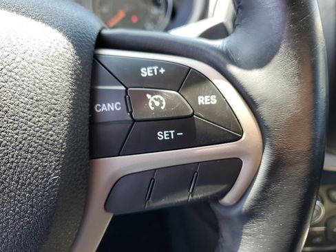 Used 2015 Jeep Cherokee Latitude image 18