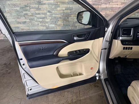 Used 2015 Toyota Highlander Limited w/ Driver Technology Package AWD/4WD image 9