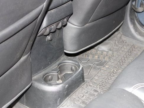 Used 2016 Jeep Wrangler Unlimited Rubicon w/ Connectivity Group image 17