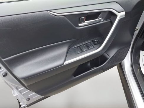 Used 2019 Toyota RAV4 XLE AWD/4WD image 10