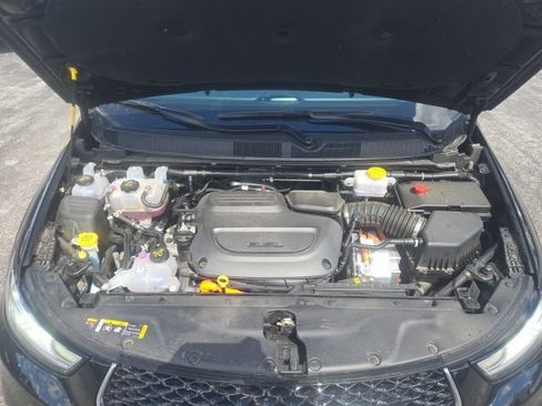Used 2025 Chrysler Pacifica Pinnacle FWD image 13