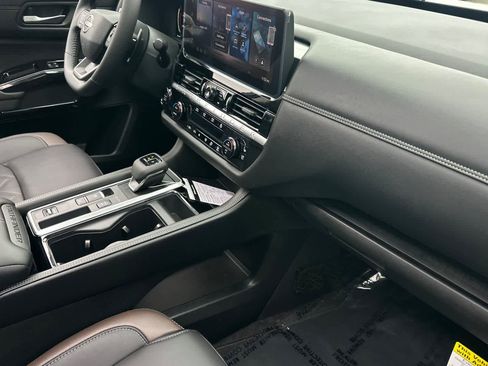 New 2026 Nissan Pathfinder Platinum FWD image 20