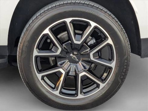 Used 2025 Chevrolet Suburban RST RWD image 25