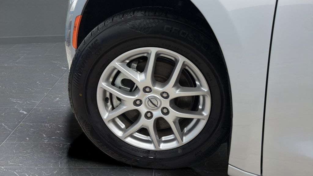 Used 2024 Chrysler Pacifica Touring-L FWD image 29