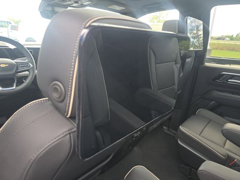 New 2025 Chevrolet Suburban Premier image 23