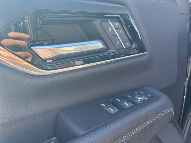 Used 2025 GMC Yukon XL Denali AWD/4WD image 5