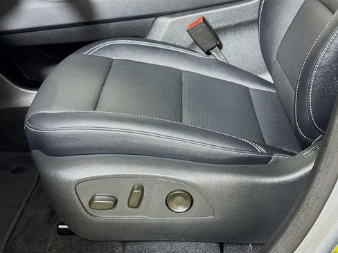 Certified 2025 Chevrolet Traverse LT FWD image 17