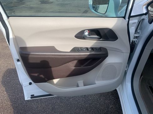 Used 2017 Chrysler Pacifica Touring-L Plus w/ Tire & Wheel Group image 16