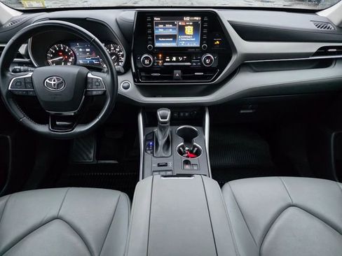 Used 2021 Toyota Highlander XLE AWD/4WD image 25