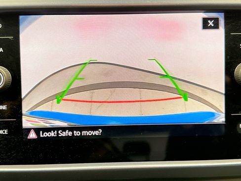 Used 2022 Volkswagen Taos SE w/ Driver Assistance Package image 15