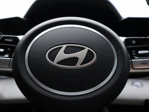 New 2025 Hyundai Elantra Limited image 28