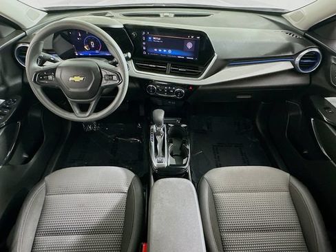 Used 2025 Chevrolet Trax LT FWD image 13