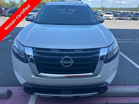 Used 2024 Nissan Pathfinder SL FWD image 2