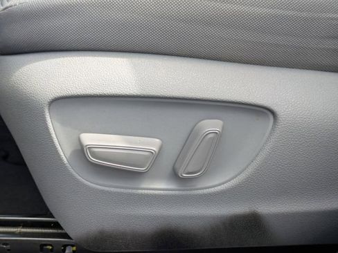 Used 2023 Toyota Highlander LE FWD image 22