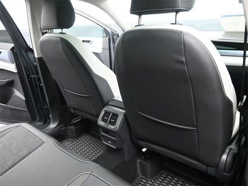 Used 2025 Volkswagen Taos SE w/ Panoramic Sunroof Package image 24