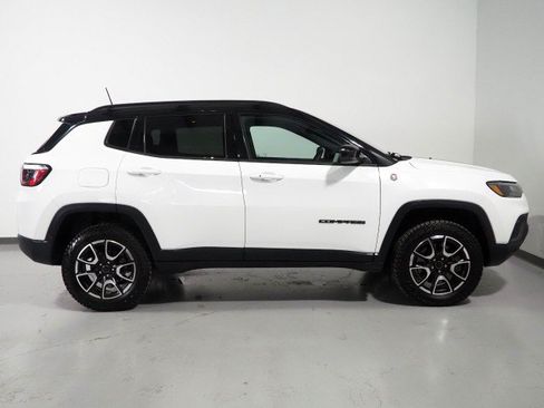 Used 2025 Jeep Compass Trailhawk AWD/4WD image 4