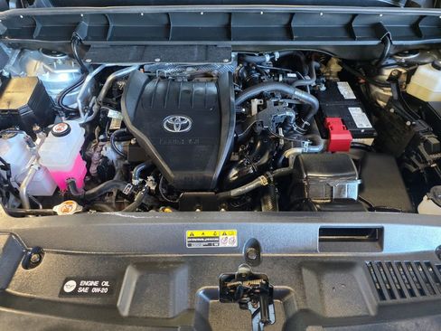 Used 2024 Toyota Highlander XLE AWD/4WD image 16