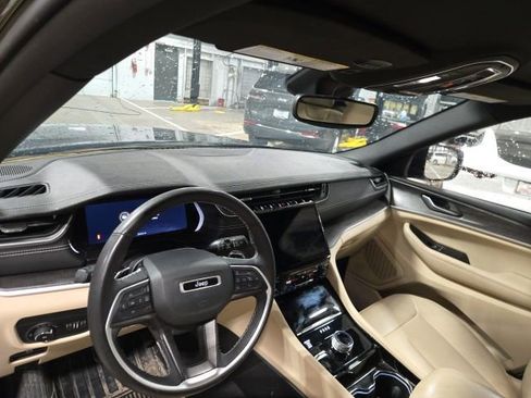 Used 2023 Jeep Grand Cherokee Limited image 14