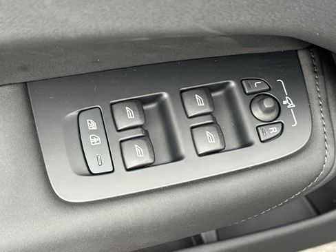 New 2026 Volvo XC60 B5 Ultra w/ Climate Package image 15