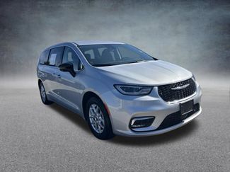 Used 2024 Chrysler Pacifica Touring-L FWD video 2