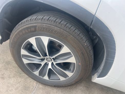 Used 2025 Toyota Highlander XLE image 10