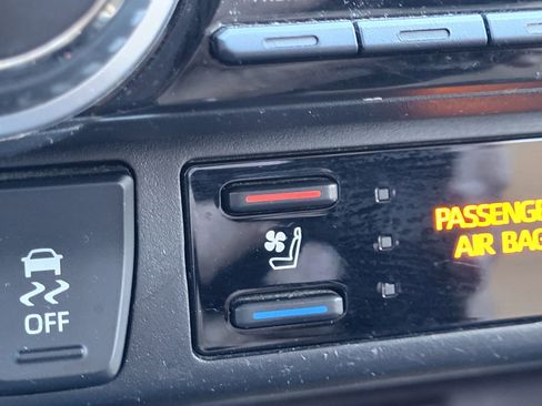 Used 2019 Toyota RAV4 Limited image 32