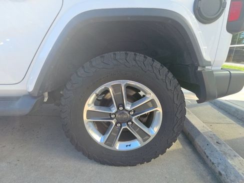 Used 2018 Jeep Wrangler Unlimited Sahara AWD/4WD image 7