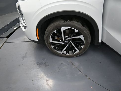 Used 2024 Mitsubishi Outlander SE image 15