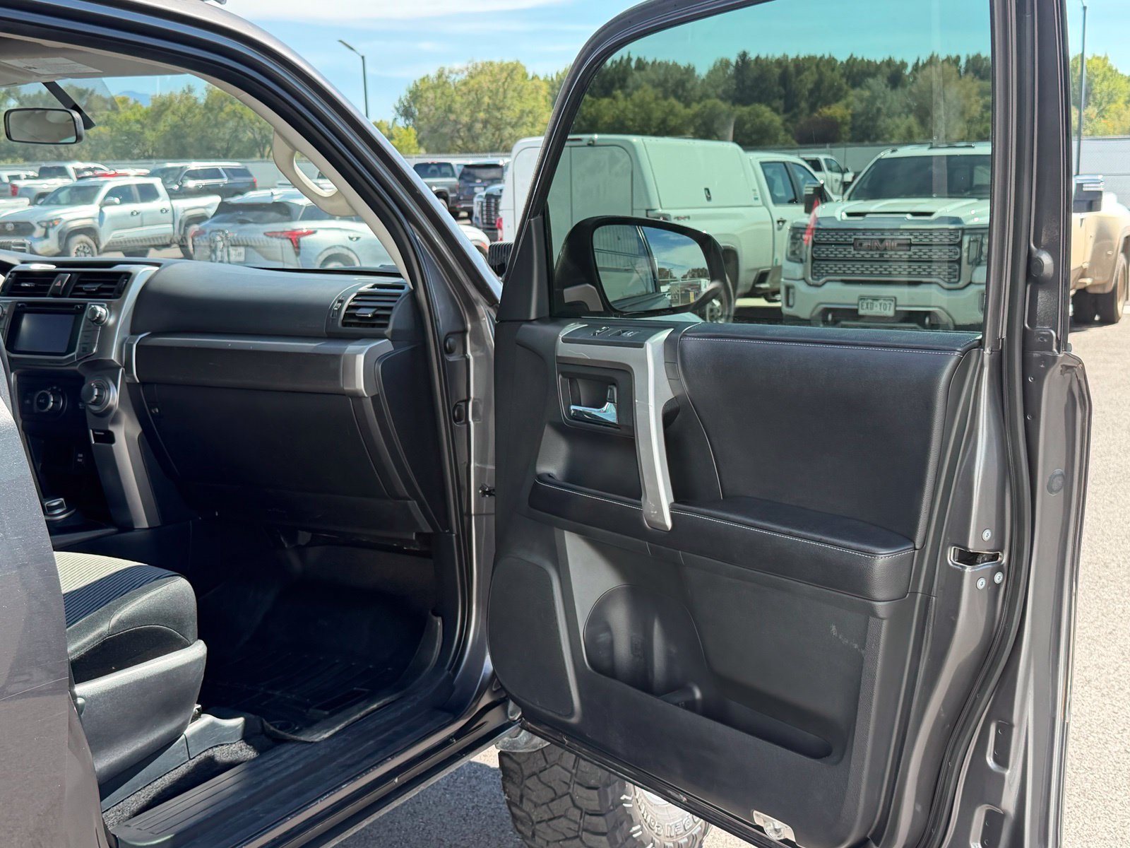 Used 2017 Toyota 4Runner SR5 AWD/4WD image 35