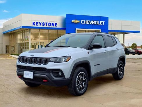 Used 2025 Jeep Compass Trailhawk AWD/4WD image 3