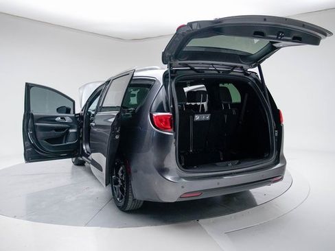 Used 2019 Chrysler Pacifica Touring-L w/ S Appearance Package image 19