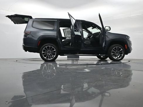 Used 2025 Jeep Wagoneer Series III w/ Premium Group I AWD/4WD image 57