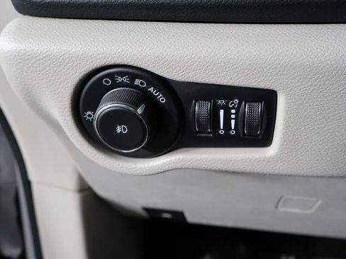 Used 2024 Chrysler Pacifica Touring-L FWD image 39