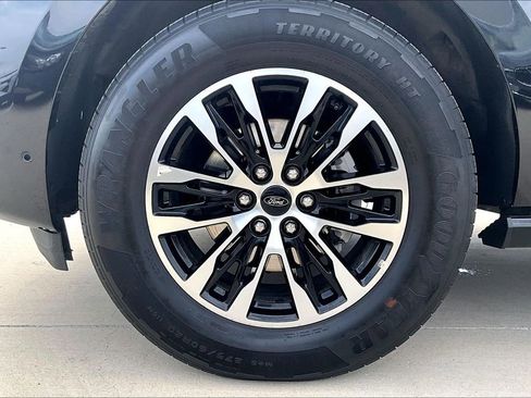 Used 2025 Ford Expedition Platinum image 11