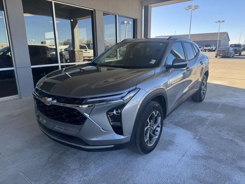 Used 2025 Chevrolet Trax LT w/ LT Convenience Package image 2