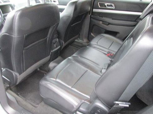 Used 2017 Ford Explorer XLT w/ Equipment Group 202A image 10