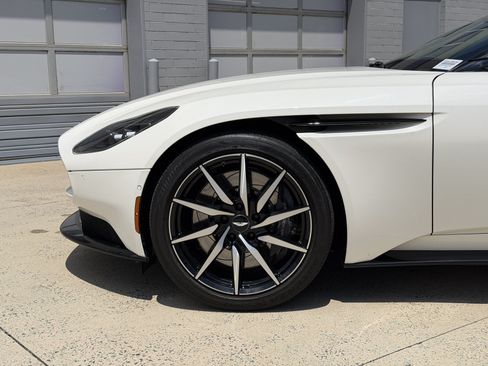 Used 2019 Aston Martin DB11 Coupe RWD image 22