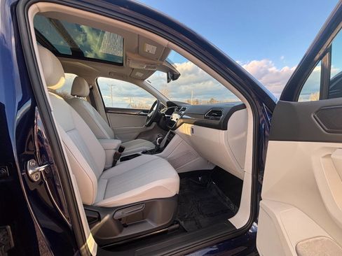 Used 2024 Volkswagen Tiguan SE w/ Panoramic Sunroof Package image 17