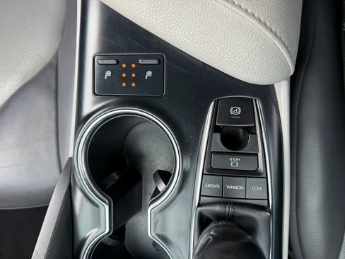 Used 2020 Toyota Camry XLE FWD image 28
