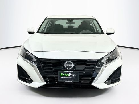 Used 2023 Nissan Altima 2.5 SV FWD image 2