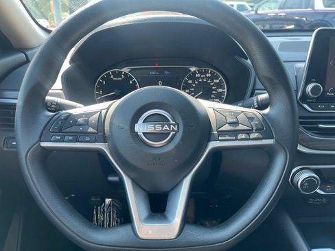 Used 2025 Nissan Altima 2.5 SV FWD image 24