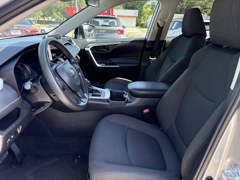 Used 2024 Toyota RAV4 LE FWD image 9