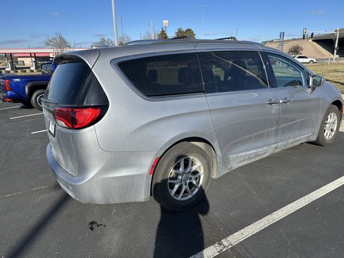 Used 2020 Chrysler Pacifica Touring-L image 10
