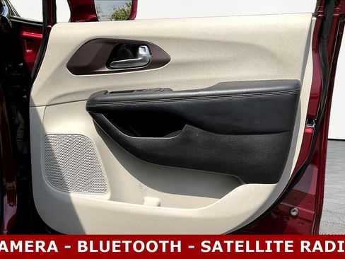 Used 2017 Chrysler Pacifica Touring-L w/ Tire & Wheel Group FWD image 29