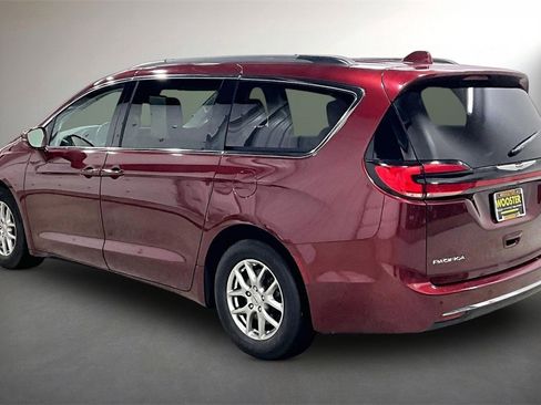 Used 2021 Chrysler Pacifica Touring image 4
