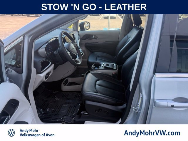 Used 2024 Chrysler Pacifica Touring-L FWD image 11