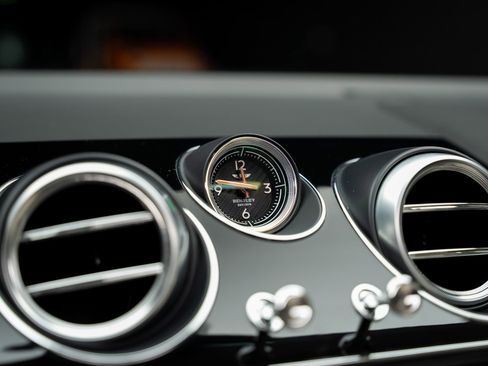 Used 2018 Bentley Bentayga AWD/4WD image 48