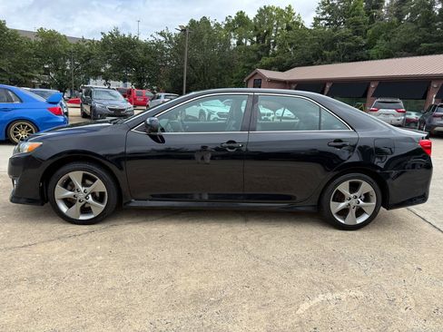 Used 2012 Toyota Camry SE FWD image 2