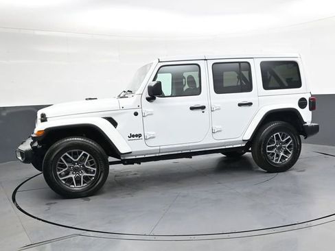Used 2025 Jeep Wrangler Sahara image 9