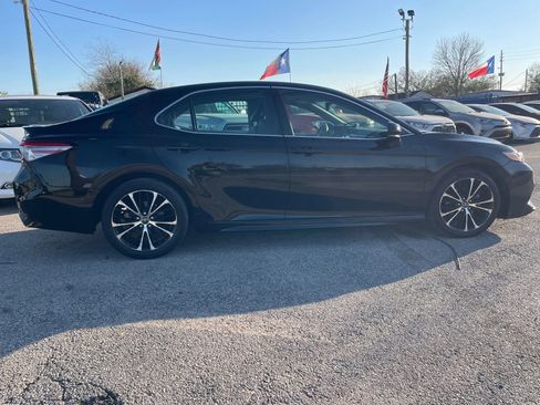 Used 2018 Toyota Camry SE w/ Convenience Package FWD image 4
